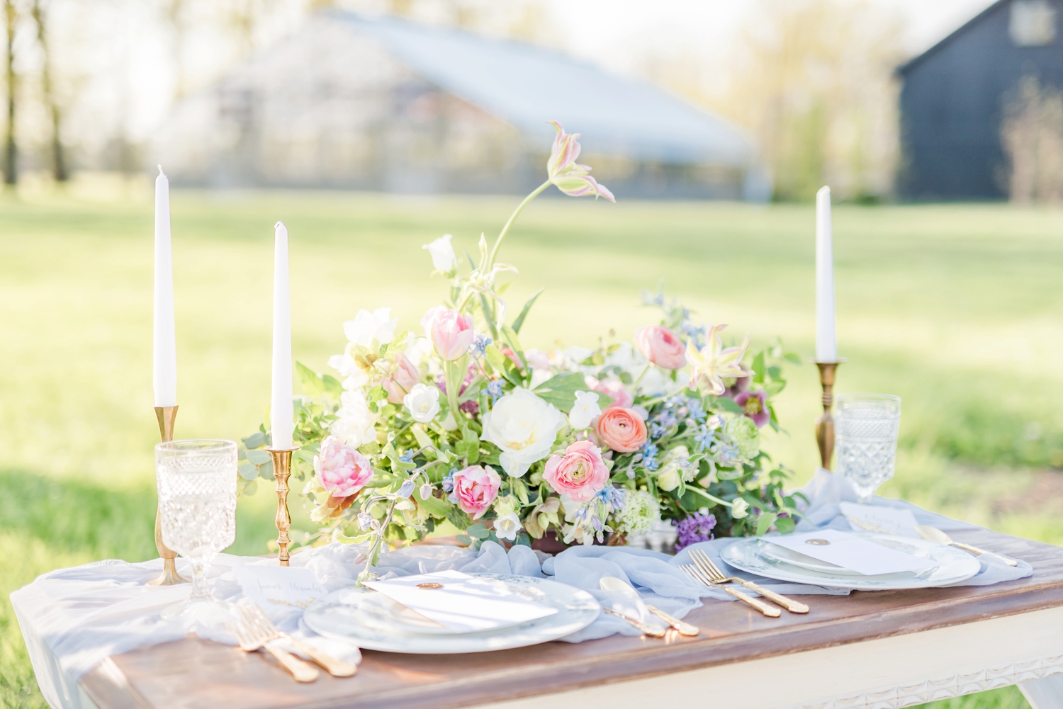 small-table-with-big-bouquet-and-gold-candles