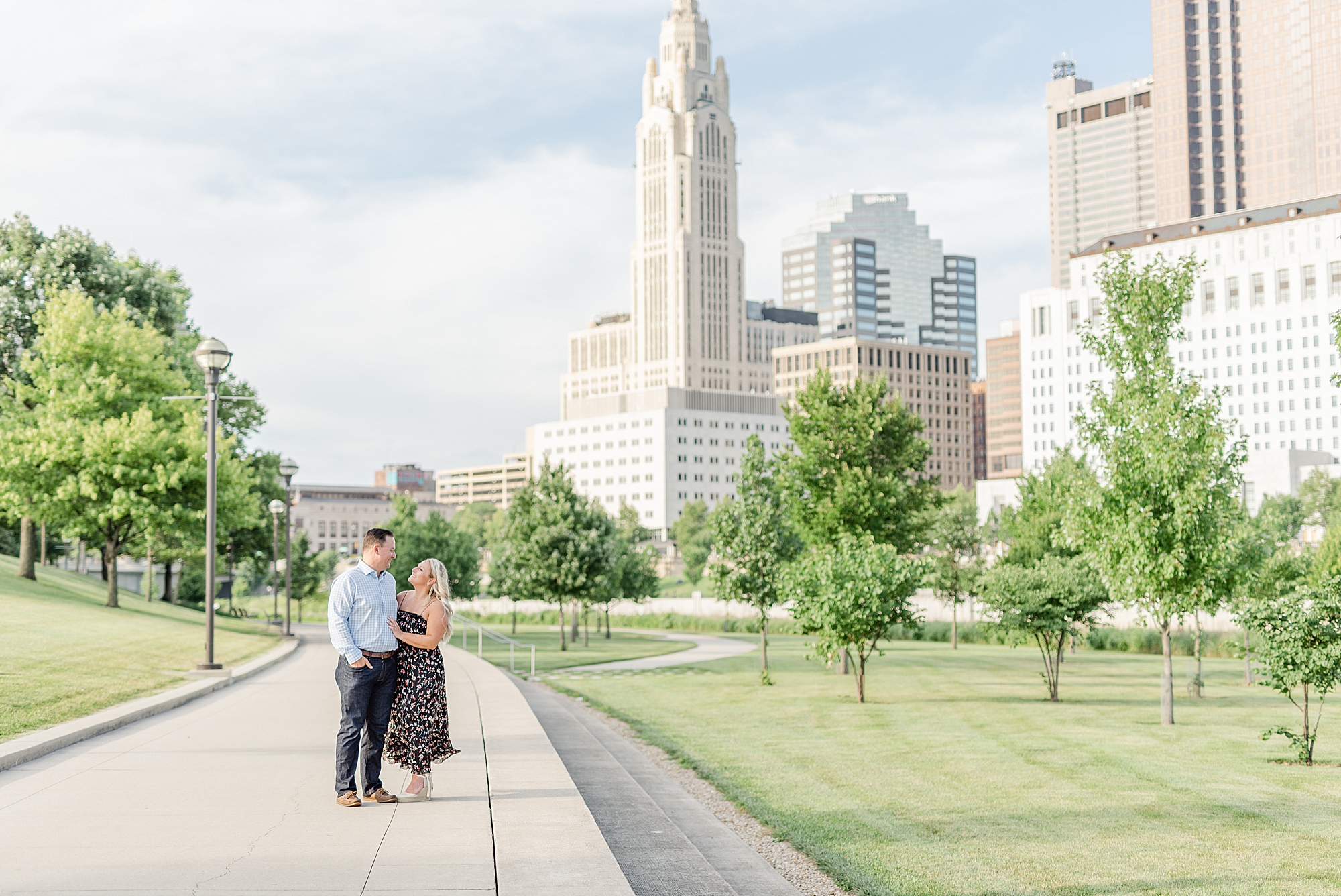 engagement portraits with Columbus OH skyline