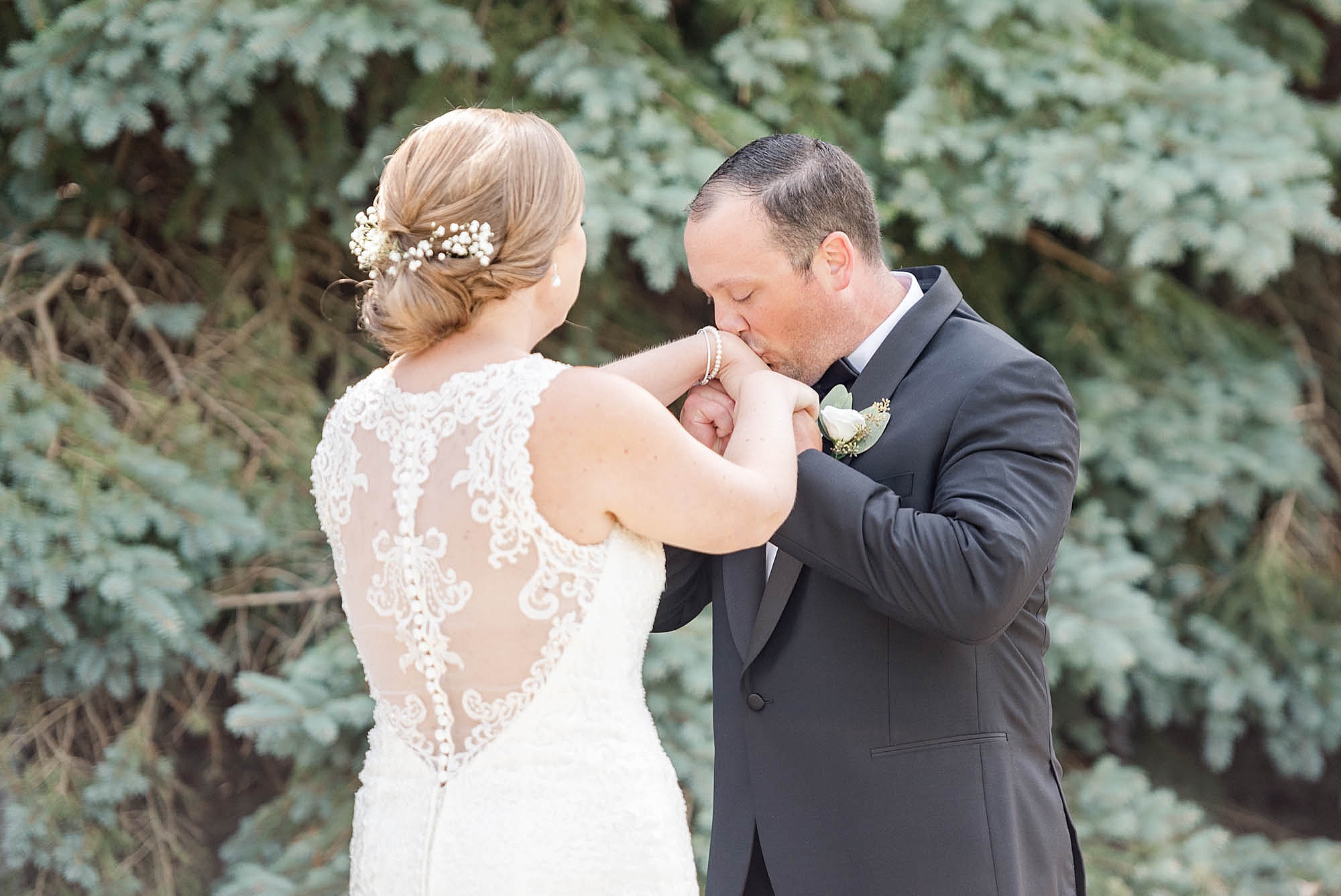 Columbus OH wedding day first look photographed by Stephanie Kase Photography