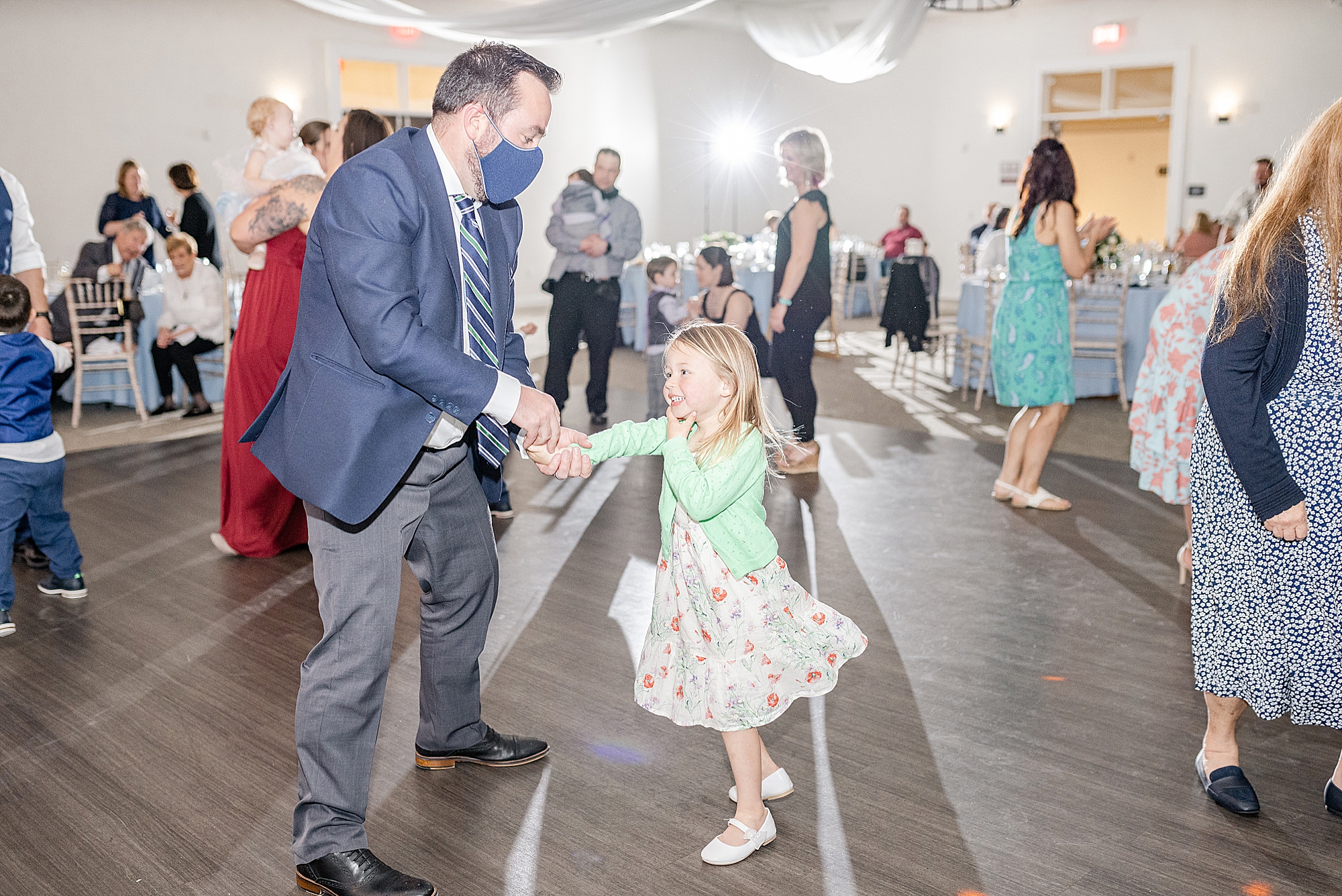 guests dance during Ohio wedding reception