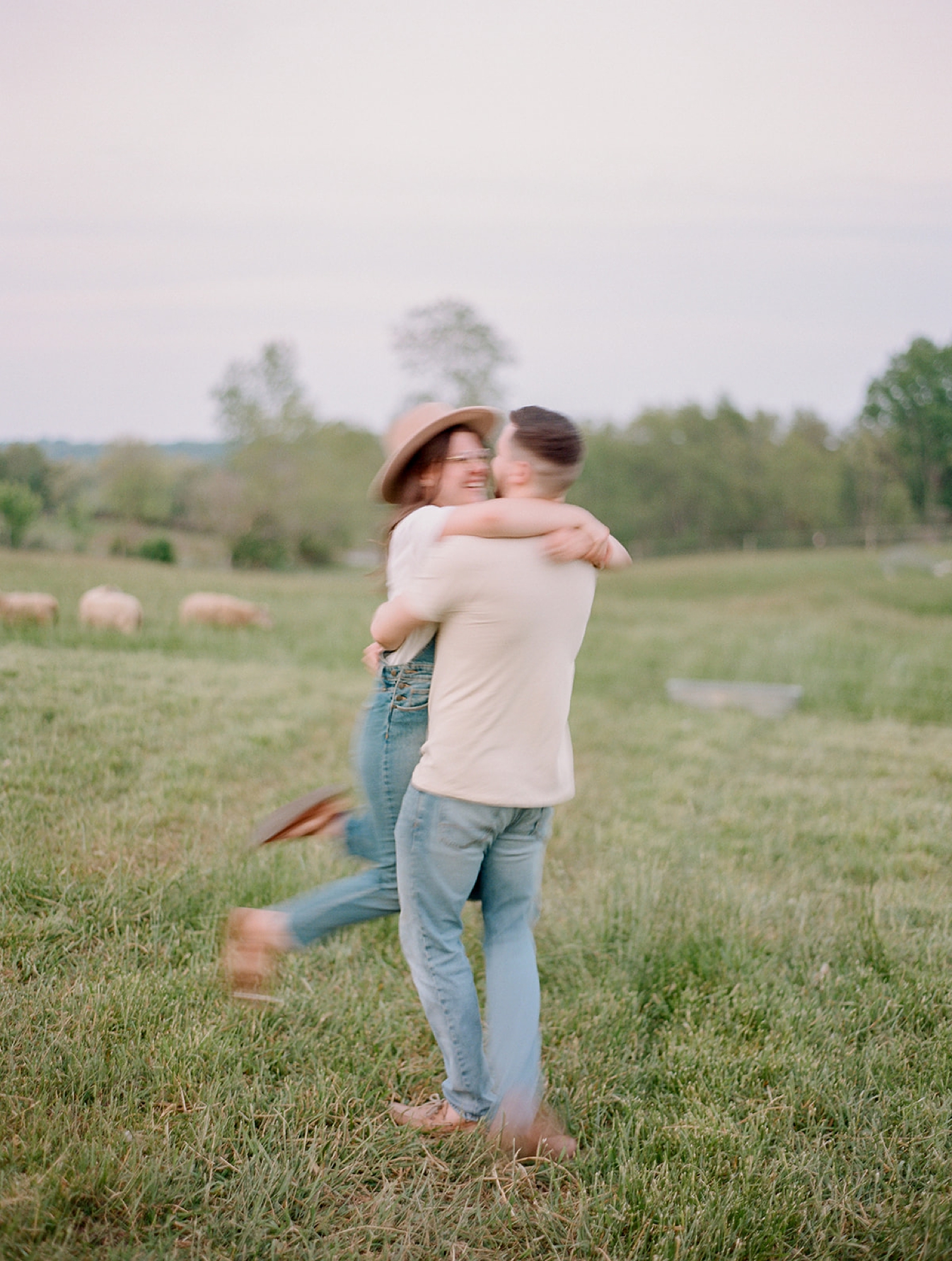 couple hugs during Old Slate Farm anniversary portraits